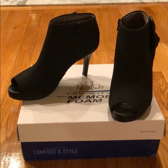 lifestride peep toe booties